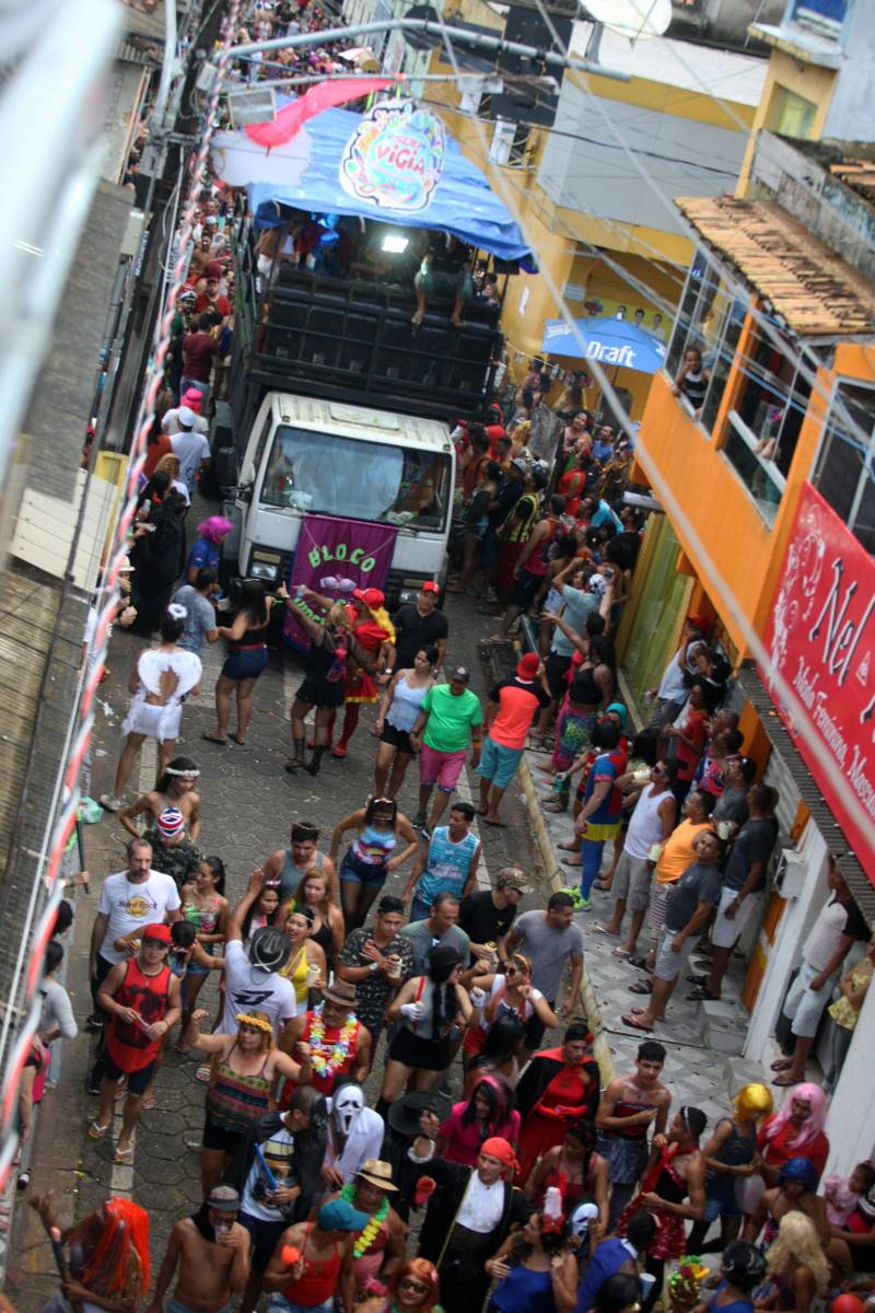 O professor Júlio Leal Gomes é natural de Vigia de Nazaré, no nordeste paraense, terra conhecida pela hospitalidade, principalmente em época festiva. Mantendo a tradição, no Carnaval Júlio e seus irmãos abrem a casa da família para amigos e outros parentes. Neste ano, o imóvel de quatro cômodos abrigou mais de 50 pessoas. Vigia tem um dos maiores e mais tradicionais carnavais do Pará. Nesta época do ano, a população do município, de 51.173 habitantes (Censo/IBGE), triplica com a chegada de brincantes oriundos de todo o Brasil, e os vigienses – igual coração de mãe - acolhem essa multidão. A estimativa é a cidade receber mais de 300 mil pessoas neste Carnaval.
FOTO: IGOR BRANDÃO / AG PARÁ
DATA: 13.02.2018
VIGIA - PARÁ <div class='credito_fotos'>Foto: IGOR BRANDÃO / AG. PARÁ | <a href='/midias/2018/originais/dca2e34a-d5d8-439e-83f0-f574a53c7dc8.jpg' download><i class='fa-solid fa-download'></i> Download</a></div>