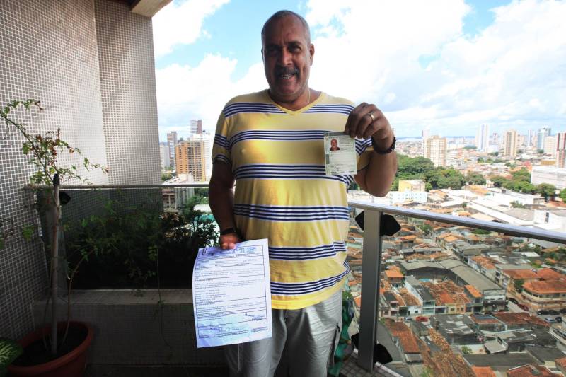 Um dos principais medos de quem adquire uma necessidade especial ao longo da vida é deixar de realizar, com a mesma facilidade, coisas que até então eram simples para si, como por exemplo, dirigir um veículo. Mas, desde 2013, a compra de veículo automotor novo por pessoas com alguma deficiência, seja ela física, visual, mental (severa ou profunda) ou com autismo, diretamente ou por intermédio de seu representante legal, está isenta de recolher Imposto sobre Operações Relativas à Circulação de Mercadorias e sobre Prestações de Serviços de Transporte Interestadual, Intermunicipal e de Comunicação (ICMS). Walter Leal Junior, de 58 anos (foto), adquiriu aos 19 uma deficiência na mão direita após um acidente. Ele conta que ficou muito tempo sem dirigir, por não conseguir ter a mesma precisão de antes para passar marchas ou manusear o voltante com as duas mãos.
FOTO: RODOLFO OLIVEIRA / AG. PARÁ
DATA: 27.04.2018
BELÉM - PARÁ <div class='credito_fotos'>Foto: Rodolfo Oliveira/Ag. Pará | <a href='/midias/2018/originais/dca68fa7-f00b-4c1b-9753-70c9d965558c.jpg' download><i class='fa-solid fa-download'></i> Download</a></div>