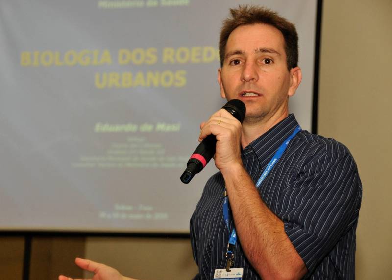 O curso, realizado em parceria com a Coordenação-Geral de Doenças Transmissíveis do Ministério da Saúde, é ministrado pelo biólogo Eduardo de Masi (foto), analista em Saúde e membro da Coordenação do Programa de Vigilância e Controle de Arboviroses da Secretaria Municipal de Saúde de São Paulo (SP). Mais de 60 profissionais participam da atividade.
FOTO: JOSÉ PANTOJA / ASCOM SESPA
DATA: 09.05.2018
BELÉM - PARÁ <div class='credito_fotos'>Foto: José Pantoja / Ascom Sespa | <a href='/midias/2018/originais/dcb56b01-0693-48f3-86e9-59b054051a1f.jpg' download><i class='fa-solid fa-download'></i> Download</a></div>