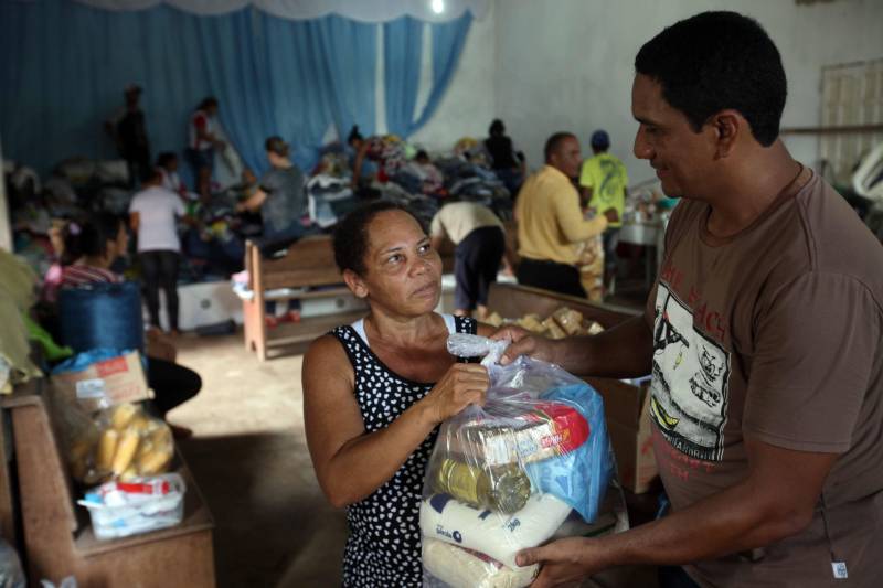 Passados dois dias da enxurrada que destruiu casas e obrigou pessoas a saírem de seus locais de moradia em Paragominas, Governo do Estado e Prefeitura continuam os trabalhos para atender as famílias afetadas, reconstruir o que ficou destruído e restabelecer a situação de normalidade no município. Desde a manhã da última quinta-feira (12), equipes da Defesa Civil intensificam as ações nos bairros atingidos.
FOTO: SIDNEY OLIVEIRA / AG. PARÁ
DATA: 14.04.2018
PARAGOMINAS - PARÁ <div class='credito_fotos'>Foto: Sidney Oliveira/Ag. Pará | <a href='/midias/2018/originais/dcba0e78-fa38-4f1a-9b36-3c046089a323.jpg' download><i class='fa-solid fa-download'></i> Download</a></div>