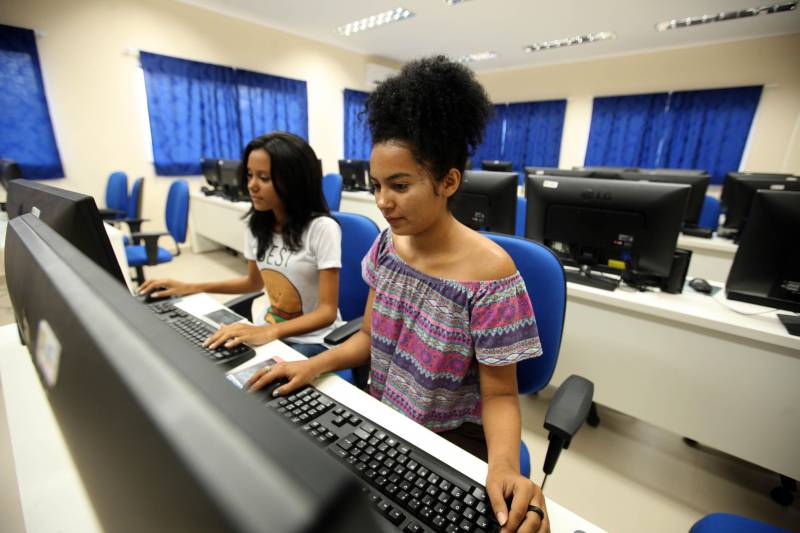Nesta sexta-feira (6), um dia após completar 105 anos de emancipação, Marabá, município de forte vocação mineral e agrícola que o faz principal centro socioeconômico do sudeste paraense, recebeu importantes obras e serviços do Governo do Estado. Em destaque, investimentos nas áreas da saúde, educação, saneamento básico e segurança. As cerimônias contaram com a presença do governador Simão Jatene, parlamentares, prefeitos da região, entre outras autoridades. Durante a agenda de governo no município foi entregue oficialmente à população a nova Estação de Tratamento de Esgoto Sanitário (ETE) da Companhia de Saneamento do Pará (Cosanpa), o bloco IV do campus VIII da Universidade Estadual do Pará (Uepa, na foto) e mais de 90 veículos para unidades militares de Marabá e municípios da região. Além disso, também foi entregue à prefeitura 13 caminhões coletores de resíduos sólidos e assinado um termo aditivo para aquisição de equipamentos de hemodiálise para o Hospital Regional do Sudeste do Pará - Dr. Geraldo Veloso (HRSP), entre outros convênios. Na foto, entre os alunos de outras graduações que usufruem do novo espaço estão as estudantes do 3º semestres de Física, Ester Souza (e) e Hanna Moraes (d).
FOTO: SIDNEY OLIVEIRA / AG. PARÁ
DATA: 06.04.2018
MARABÁ - PARÁ <div class='credito_fotos'>Foto: Agência Pará | <a href='/midias/2018/originais/dcbcbbfd-b50e-42ac-9257-7095341223f1.jpg' download><i class='fa-solid fa-download'></i> Download</a></div>