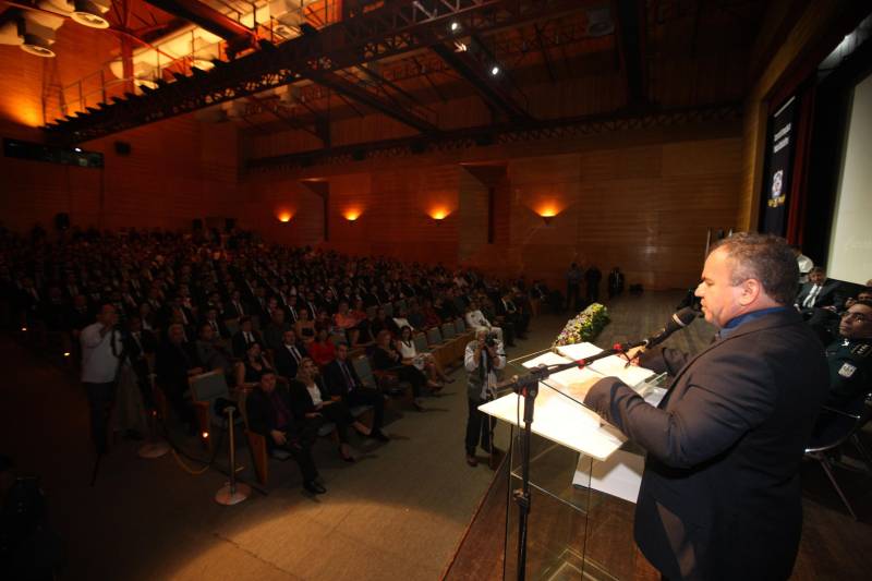 O Pará vai voltar a ter um delegado de polícia para cada município. A posse de 149 novos delegados da Polícia Civil, que aconteceu nesta segunda-feira (26) no Teatro Maria Sylvia Nunes, na Estação das Docas, vai garantir, com sobras, a cobertura completa dos 144 municípios do estado. Aprovados em concurso público, os novos delegados concluíram o curso de Formação da Polícia Civil do Pará no dia 15 deste mês. O curso foi o primeiro do Brasil a incluir sete disciplinas inéditas: Oratória, Atuação Policial frente aos Grupos Vulneráveis, Relacionamento com a Imprensa e Mídias Sociais, Abordagem Psicopatológica do Crime e da Violência, Investigação Financeira no Enfrentamento ao Crime de Lavagem de dinheiro, Noções Básicas de Enfrentamento às Fraudes Veiculares e Linguagem Brasileira de Sinais. O concurso aprovou ainda 300 investigadores, 180 escrivães e 20 papiloscopistas. Os novos policiais civis passaram por quatro meses de formação técnica e profissional na Acadepol. Com a nomeação, o próximo passo será a lotação dos novos servidores públicos nas unidades de Polícia Civil do estado, quando eles saberão em qual região do Pará trabalharão inicialmente.
FOTO: SYDNEY OLIVEIRA / AG. PARÁ
DATA: 26.02.2018
BELÉM - PARÁ <div class='credito_fotos'>Foto: Sidney Oliveira/Ag. Pará | <a href='/midias/2018/originais/dcbe0fc2-5d5d-4f82-9ede-9ab40487ab75.jpg' download><i class='fa-solid fa-download'></i> Download</a></div>