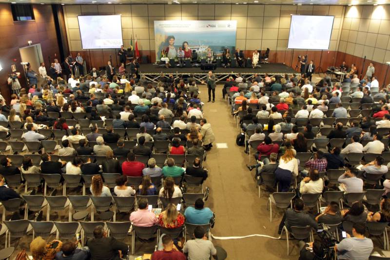 O primeiro dia do Fórum Permanente de Prefeitas e Prefeitos dos Municípios Sustentáveis contou com a participação de 85 prefeitos , 17 vices e 21 secretários municipais dos 141 municípios manifestaram interesse em adotar as diretrizes do programa. Para o governador Simão Jatene (foto), esta grande participação simboliza a união de agentes públicos que colocaram os interesses coletivos acima dos interesses individuais para construir um estado melhor para todos. Com o tema “Gestão Compartilhada”, o evento traz as experiências e os desdobramentos das agendas governamentais que foram planejadas em parceria com as gestões municipais. Através da Secretaria Extraordinária de Municípios Sustentáveis (Semsu) Governo do Pará, por meio da Semsu, investe na capacitação dos municípios para a promoção de uma gestão fiscal eficiente. Para Izabela Jatene, este primeiro dia serviu para sinalizar o quanto os gestores estão preocupados com o equilíbrio da questão fiscal dos municípios e em desenvolver uma governança compartilhada para desenvolver seus municípios.
FOTO: CRISTINO MARTINS / AG. PARÁ
DATA: 07.02.2018
BELÉM - PARÁ <div class='credito_fotos'>Foto: Cristino Martins/Ag. Pará | <a href='/midias/2018/originais/dcc08e53-e7d4-4307-8ce2-ddf262cd89a4.jpg' download><i class='fa-solid fa-download'></i> Download</a></div>