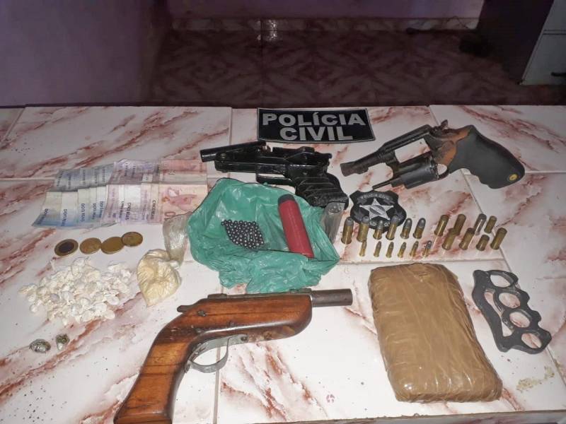 A Polícia Civil prendeu, em flagrante, seis acusados (foto) de tráfico de drogas nesta sexta-feira (15), durante a Operação Boas-Vindas, realizada no município de Baião, na região do Baixo Tocantins, nordeste do Pará. Com os presos foram apreendidos mais de 40 porções de drogas (entre óxi de cocaína e maconha), três armas de fogo, 12 munições, pólvora e dinheiro. A operação mobilizou 47 policiais civis, vinculados à Superintendência Regional do Baixo Tocantins, desde o início da manhã, cumprindo mandados de busca e apreensão em residências na sede municipal. Denominada "Boas-Vindas", para homenagear os novos agentes que ingressaram na Polícia Civil este ano, a operação foi planejada com apoio da Diretoria de Polícia do Interior (DPI), para combater os pontos de tráfico de entorpecentes na região. Com base nos levantamentos feitos na cidade, sobre locais onde há venda de drogas, a Polícia Civil requisitou à Justiça os mandados de busca e apreensão nos endereços suspeitos. Dez mandados foram expedidos pela Justiça de Baião.
FOTO: ASCOM / POLÍCIA CIVIL
DATA: 15.06.2018
BELÉM - PARÁ <div class='credito_fotos'>Foto: Ascom / Polícia Civil | <a href='/midias/2018/originais/dcc8b21f-36c8-40ca-804a-b4e17d6e2b44.jpg' download><i class='fa-solid fa-download'></i> Download</a></div>
