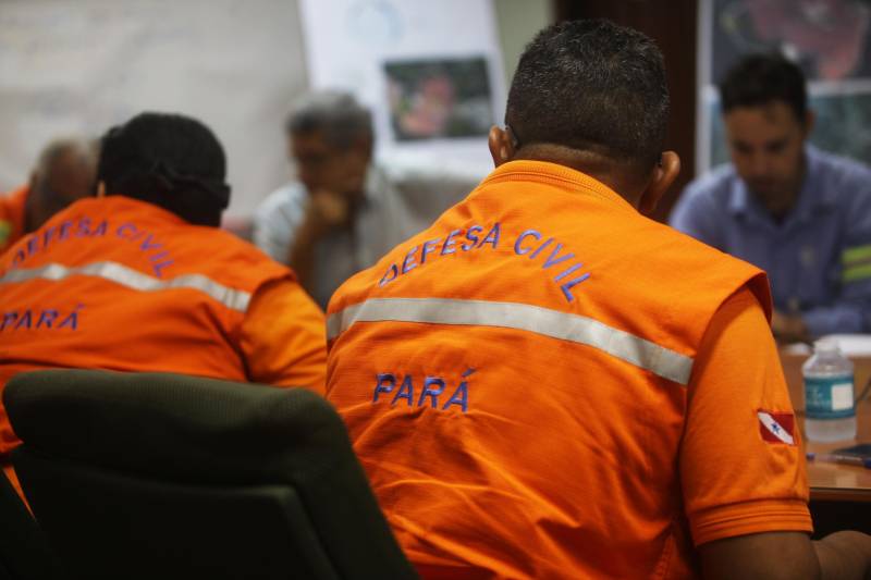 O governo do Estado intensificou as ações nas comunidades do município de Barcarena, no nordeste paraense, afetadas pela contaminação constatada pelo Instituto Evandro Chagas (IEC), no entorno da área de atuação da empresa Hydro. A força-tarefa de órgãos estaduais em parceria com a prefeitura municipal seguiu neste domingo (25), com a continuação do cadastramento de famílias, levantamento de possíveis problemas de saúde decorrentes da situação e distribuição de água potável, medidas emergenciais determinadas pelo Grupo de Trabalho do Governo do Estado. Ao todo, 30 profissionais da saúde, entre agentes de endemias e de saúde, além de 16 assistentes sociais, agentes da Defesa Civil, entre outros profissionais do Estado e Município atuam nos últimos dias nas comunidades de Bom Futuro, Vila Nova e Bujaruba. As equipes estão em campo para mapear e identificar as necessidades das famílias que residem nesses locais e que tipo de impacto que elas podem ter sofrido.
FOTO: IGOR BRANDÃO / AG PARÁ
DATA: 25.02.2018
BARCARENA - PARÁ <div class='credito_fotos'>Foto: IGOR BRANDÃO / AG. PARÁ | <a href='/midias/2018/originais/dcc94d90-3b8d-471d-9c87-79beaba14473.jpg' download><i class='fa-solid fa-download'></i> Download</a></div>