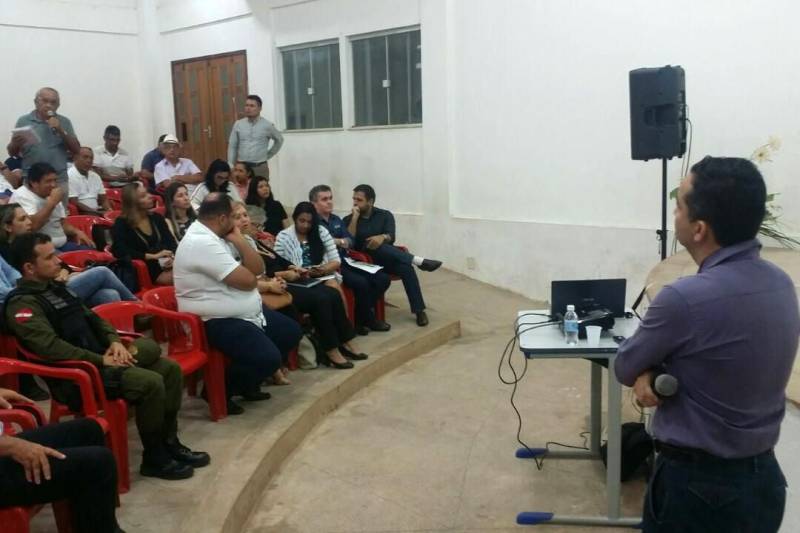 O Centro Regional de Governo do Baixo Amazonas realizou na noite desta segunda-feira (11), no município de Juruti, na região do Baixo Amazonas, um encontro com representantes do governo local - Prefeitura e Câmara de Vereadores - setor produtivo, sindicatos e demais representantes da sociedade civil para apresentar a nova estrutura administrativa do Estado, baseada na Governança Pública Compartilhada. A Governança é um dos pilares desse novo processo. O secretário regional de Governo, Olavo das Neves, informou que o Centro de Governo é uma estrutura que depende do envolvimento de todos os entes.

FOTO: SAMUEL ALVARENGA / ASCOM CRGBA
DATA: 11.06.2018
JURUTI - PARÁ <div class='credito_fotos'>Foto: SAMUEL ALVARENGA / ASCOM CRGBA   |   <a href='/midias/2018/originais/dccdc8fb-4cc5-4ec4-a7a9-97ca054d99c3.jpg' download><i class='fa-solid fa-download'></i> Download</a></div>