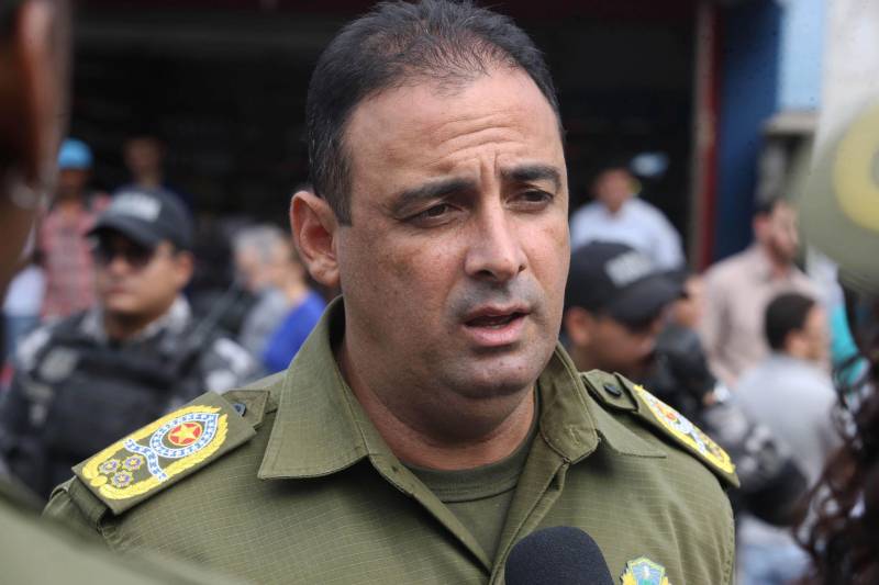 A Polícia Militar do Estado iniciou nesta segunda-feira, 30, a operação Sáfara 3, de combate à criminalidade na Grande Belém. Duas áreas de grande incidência criminal Guamá e Tapanã, foram priorizadas nesse primeiro dia de operação. A partir do bairro do Guamá, os policiais percorreram áreas dos bairros da Terra Firme e Jurunas. A partir do Tapanã, foram atendidas áreas da Pratinha, Bengui e Parque Verde. A escolha dos locais teve por base ocorrências criminais monitoradas pela inteligência da Polícia Militar. Só nos bairros do Bengui e Cabanagem, no mês de abril, foram contabilizados onze homicídios. Na foto, o coronel Hilton Benigno, comandante geral da Polícia Militar.
FOTO: ANTÔNIO SILVA / ARQUIVO AG. PARÁ
DATA: 11.01.2018
<div class='credito_fotos'>Foto: Antônio Silva/Ag. Pará | <a href='/midias/2018/originais/dcda6dbc-0276-4eae-85a4-6481f8727486.jpg' download><i class='fa-solid fa-download'></i> Download</a></div>