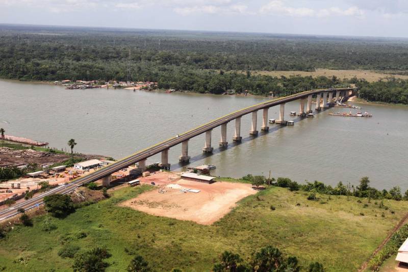Também em 2015, foi entregue a nova ponte Moju Cidade que precisou ser restaurada após um acidente ocorrido em março de 2014, quando uma balsa carregada com 900 toneladas de dendê bateu e destruiu uma coluna da estrutura.
FOTO: CRISTINO MARTINS / ARQUIVO AG. PARÁ
DATA: 18.12.2015
MOJU - PARÁ <div class='credito_fotos'>Foto: Agência Pará | <a href='/midias/2018/originais/dcde66eb-5f4b-43bd-a102-15609addfba3.jpg' download><i class='fa-solid fa-download'></i> Download</a></div>