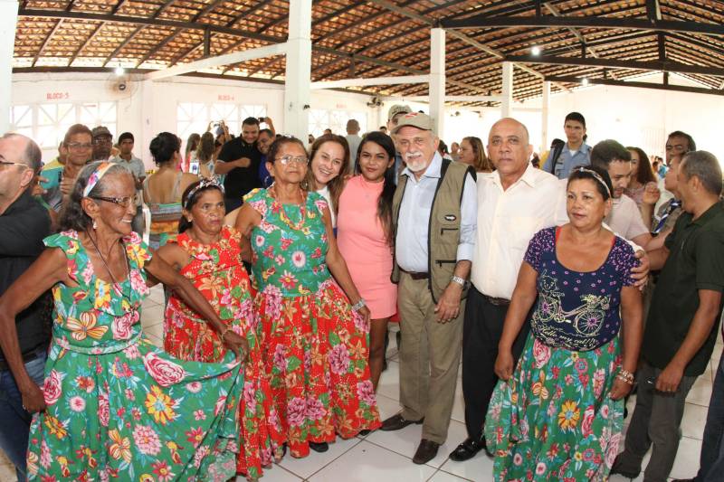 Cento e dezoito famílias da comunidade quilombola do Caeté, no município de Abaetetuba, no nordeste do Estado, foram beneficiadas com um título coletivo de terra. Com o documento, o Governo do Estado, por meio do Instituto de Terras do Pará (Iterpa), reconhece o direito de uma população que há décadas ocupa e trabalha na área. A cerimônia de entrega ocorreu na manhã deste sábado (24), no Centro Comunitário, e contou com a participação do governador Simão Jatene. A área titulada corresponde a cerca de 1.400 hectares. Agora, devidamente respaldadas, as famílias poderão ter acesso a empréstimos, políticas públicas, entre outros benefícios que possibilitam o desenvolvimento da sua produção e a continuidade de suas tradições. “Com o documento de terra a comunidade passa a ter segurança jurídica e acesso a créditos, financiamentos e outros benefícios que antes não lhes era permitido. Além disso, agora eles poderão produzir com mais segurança, mantendo a terra entre as futuras gerações”, afirmou o governador Simão Jatene.
FOTO: CRISTINO MARTINS / AG. PARÁ
DATA: 24.03.2018
ABAETETUBA - PARÁ
<div class='credito_fotos'>Foto: Cristino Martins/Ag. Pará | <a href='/midias/2018/originais/dceec255-8cbc-43c4-8b14-c39eddb5a1e1.jpg' download><i class='fa-solid fa-download'></i> Download</a></div>