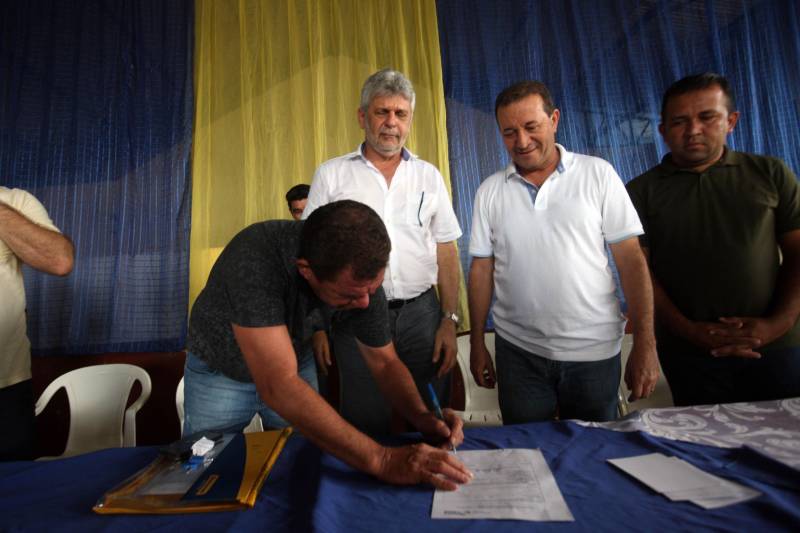 O Governo do Estado entregou na tarde desta sexta-feira (29), a ordem de serviço para a pavimentação de três quilômetros de vias no munícipio de Bonito, no Nordeste do Estado. O documento foi entregue pelo chefe do Núcleo de Governo, José Megale. O investimento na ordem de R$ 1,3 milhão faz parte dos esforços do Governo do Estado em levar mais qualidade de vida à população. A assinatura contou com a participação do presidente da Assembleia Legislativa do Estado (Alepa), deputado Márcio Miranda, e do deputado Milton Campos, que também entregou as chaves de uma retroescavadeira adquirida através de emenda parlamentar. Na foto, o prefeito de Bonito, Silvio Mota.
FOTO: SIDNEY OLIVEIRA / AG. PARÁ
DATA: 29.06.2018
BONITO - PARÁ <div class='credito_fotos'>Foto: Sidney Oliveira/Ag. Pará | <a href='/midias/2018/originais/dcf0f4a1-5a72-41df-baf6-d70a06a17f75.jpg' download><i class='fa-solid fa-download'></i> Download</a></div>