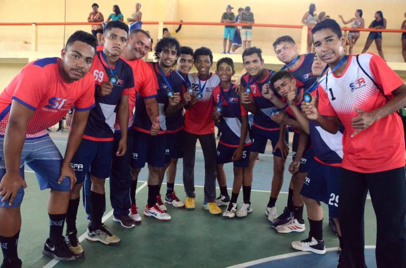 A Regional Mocajuba dos Jogos Estudantis Paraenses (JEPs), que ocorreu de 16 a 20 deste mês reunindo municípios do Baixo Tocantins, foi encerrada com festa no final de semana, pelos atletas que garantiram vagas na Etapa Estadual da competição, marcada para o período de 19 a 22 de junho, na Arena Guilherme Paraense, em Belém, com as finais transmitidas ao vivo pela TV Cultura do Pará. Na foto, categoria B/Modalidade Handebol Masculino - Município de Tailândia/Escola Estadual S. Francisco de Assis.
FOTO: ELISEU DIAS / ASCOM SEDUC
DATA: 20.05.2018
MOCAJUBA - PARÁ <div class='credito_fotos'>Foto: Eliseu Dias / Ascom Seduc | <a href='/midias/2018/originais/dcf26179-7297-465c-ac46-3789da09964f.jpg' download><i class='fa-solid fa-download'></i> Download</a></div>