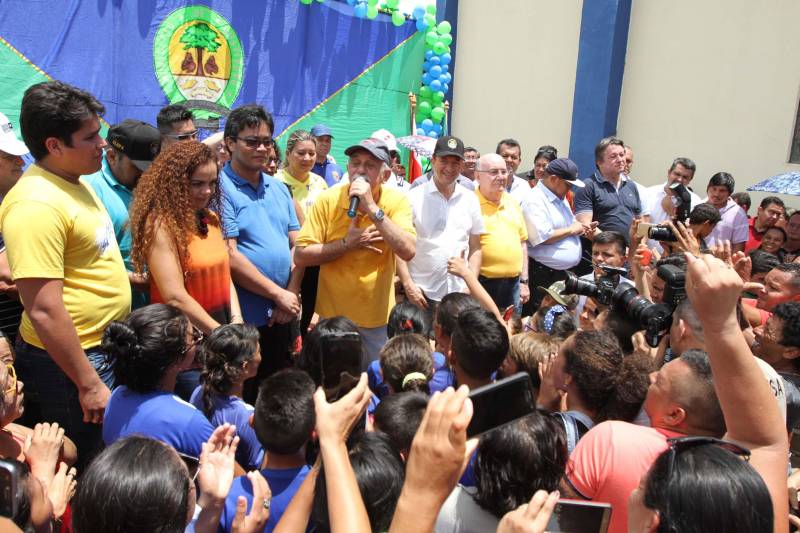"Agora a população terá um lugar mais organizado, com mais higiene para comprar seu pescado e a sua carne. E pra gente que possui restaurante é melhor ainda, pois além da facilidade de adquirir os alimentos, o mercado também atrai clientes", comemorou Jaqueline Cardoso, 20 anos, que possui um ponto de venda de comidas em frente ao Mercado Municipal José Noronha Monteiro, no distrito de Boa Vista, em Quatipuru, no nordeste paraense. O espaço foi entregue oficialmente à população nesta segunda-feira (19), assim como as obras de pavimentação asfáltica da PA-446 e de cinco pontes em concreto ao longo da rodovia. A cerimônia contou com a presença do governador Simão Jatene, parlamentares, prefeitos da região entre outras autoridades locais. "Essas são importantes obras que vão beneficiar não só a população de Quatipuru, mas de toda a região. E faço questão de ressaltar que em todas elas existe o dinheiro dos impostos que todos nós paraenses pagamos. Esse é o retorno que fazemos questão de dar à população. Nós gestores somos apenas instrumentos desse grande desenvolvimento, quem financia é o povo", afirmou o governador Simão Jatene.
FOTO: CRISTINO MARTINS / AG. PARÁ
DATA: 19.03.2018
QUATIPURU - PARÁ <div class='credito_fotos'>Foto: Cristino Martins/Ag. Pará | <a href='/midias/2018/originais/dcf29174-98bb-450b-80f7-0d84438ae02f.jpg' download><i class='fa-solid fa-download'></i> Download</a></div>