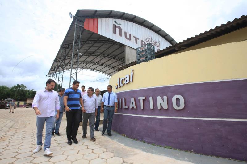 Fica no Pará a cidade que é conhecida como a capital mundial do açaí. Igarapé-Miri, no Baixo Tocantins, localizada a cerca de 78 quilômetros de Belém, respira e vive do fruto que está na mesa do paraense há gerações. Com o desafio de transformar essa meca da produção açaizeira em uma potência industrial, o governo do Estado colocou o município na rota da Caravana Pará 2030, para apresentar aos empresários e produtores locais os benefícios de fazer parte do programa que traça novos horizontes e mercados para o açaí nosso de todo dia. Na última passagem da caravana por Igarapé-Miri, no mês passado, pelo menos sete empresas que hoje extraem a polpa do açaí buscaram informações junto à Secretaria de Estado de Desenvolvimento Econômico, Mineração e Energia (Sedeme) para saber mais sobre o programa de incentivos fiscais cujo objetivo é estimular a verticalização da produção. No município, três já são incentivadas: Amazon Palmitos Ltda., Nutrilatino Indústria e Comércio de Exportação e Importação Ltda. (foto) e Bony Açaí. As empresas que aderem ao programa recebem incentivo fiscal de até 95% e, em contrapartida, se comprometem a colocar no mercado produtos de maior valor agregado. “Precisamos deixar de ser um Estado meramente exportador de açaí in natura ou em polpa para nos tornarmos também um expoente na indústria. Hoje, grande parte do nosso fruto sai do Pará para ser industrializado em outros Estados. Ao trazer esse processo para cá, estaremos gerando empregos locais e promovendo o desenvolvimento”, defende o titular da Sedeme, Adnan Demachki.
FOTO: RODOLFO OLIVEIRA / AG. PARÁ
DATA: 16.03.2018
IGARAPÉ - MIRI - PARÁ <div class='credito_fotos'>Foto: Rodolfo Oliveira/Ag. Pará | <a href='/midias/2018/originais/dcf734ff-2bd4-47dc-9e09-f9c50c003144.jpg' download><i class='fa-solid fa-download'></i> Download</a></div>