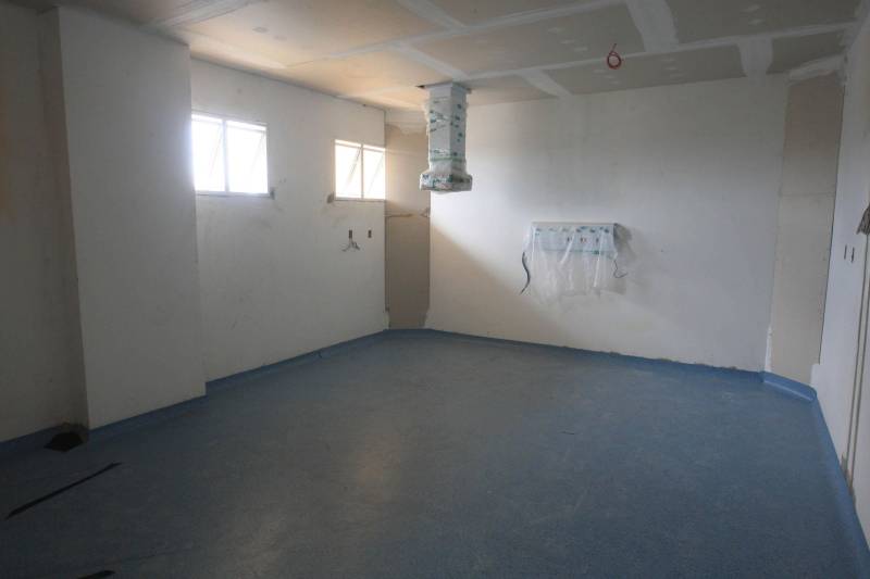 A região nordeste do Estado vai contar com mais uma opção em atendimento de saúde de alta complexidade em pouco tempo. O Governo do Estado está finalizando a execução dos serviços do moderno Hospital Regional Público dos Caetés (foto), no município de Capanema, que entra na fase final para repasse à Secretaria de Estado de Saúde Pública – Sespa, responsável pelo funcionamento da nova casa de saúde. A previsão da Secretaria de Obras para finalizar o projeto é até o final de 2018, somando investimentos de R$37 milhões - recursos do tesouro do estadual, sendo R$ 25 milhões para obras físicas e R$ 12 milhões para aquisição de equipamentos. Após a entrega do Hospital, não apenas a população de Capanema, mais de outros 17 municípios próximos passarão a contar com estrutura de atendimento médico com 60 leitos, sendo 10 de UTI adulto e outros 10 de UTI neonatal, além de consultórios, centro cirúrgico com três salas transfusional, laboratório e banco de leite, entre outros serviços médicos.
FOTO: SIDNEY OLIVEIRA / AG. PARÁ
DATA:17.10.2018
CAPANEMA - PARÁ
<div class='credito_fotos'>Foto: Sidney Oliveira/Ag. Pará | <a href='/midias/2018/originais/dcfb2f5f-b5e2-4a6c-9e4b-c398b54d96f0.jpg' download><i class='fa-solid fa-download'></i> Download</a></div>