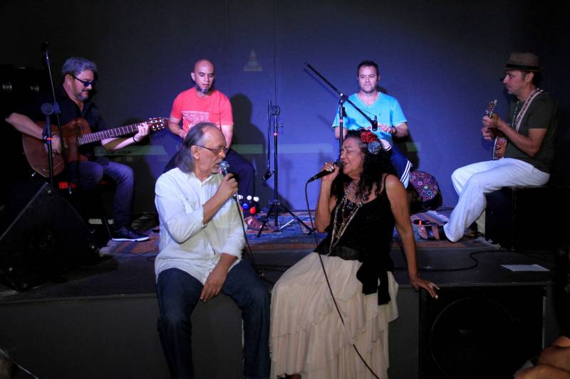 Ao som de música regional, a TV Cultura do Pará lançou o documentário "Nazaré Pereira No Caminho" (foto) na noite de quarta-feira (5), no espaço Ná Figueredo, em Belém. Familiares, amigos e equipe de produção da obra participaram do lançamento. O documentário será exibido pela TV Cultura do Pará no próximo sábado (8), às 18h15, com reprise no dia 31 de dezembro, às 17h30. Com roteiro e direção de Robson Fonseca e Adelaide Oliveira, a ideia do documentário é levar ao público a trajetória de Nazaré Pereira até os palcos internacionais. Mas o documentário também desvenda a intimidade da artista, ao mostrá-la antes da fama, quando foi professora da educação básica e de dança.

FOTO: CAMILA LIMA / PORTAL CULTURA
DATA: 05.12.2018
BELÉM - PARÁ <div class='credito_fotos'>Foto: CAMILA LIMA / PORTAL CULTURA   |   <a href='/midias/2018/originais/dd01e548-8026-4cb4-b215-c1caa797be90.jpg' download><i class='fa-solid fa-download'></i> Download</a></div>