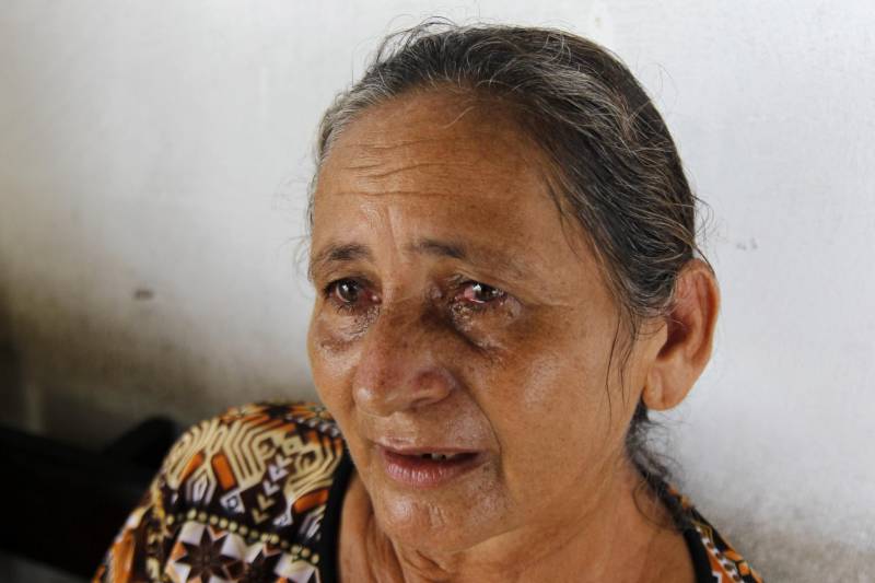 Dona Antonieta Santiago (foto) é uma das mães que vem de mais longe. Ela enfrenta 19h de viagem, uma vez no mês, para visitar o filho preso há um ano e meio em uma unidade prisional de Marituba. “Saio do interior de Altamira para Tomé-açu e pego um ônibus para chegar a Belém. São 19h de viagem.
FOTO: AKIRA ONUMA / ASCOM SUSIPE
DATA: 12.05.2018
MARITUBA - PARÁ <div class='credito_fotos'>Foto: Akira Onuma / Ascom Susipe | <a href='/midias/2018/originais/dd11b8e7-a2df-4e66-8dcb-ddcaddc40465.jpg' download><i class='fa-solid fa-download'></i> Download</a></div>