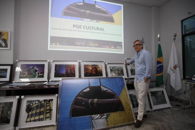 Fotografias que datam desde 1985, mostrando as várias sedes da Procuradoria-Geral do Estado (PGE) ao longo da história, além de locais típicos de Belém e diversas cenas do dia a dia da cidade. Um trabalho que resulta do olhar artístico de Luiz Braga, adquirido pela PGE em 1997 e já totalmente restaurado. Na última quarta-feira (12), as obras foram entregues, na sede da instituição, pelo próprio Luiz Braga, momento que também marcou a instalação oficial da Curadoria de Arte.

FOTO: SIDNEY OLIVEIRA / AG. PARÁ
DATA: 14.12.2018
BELÉM - PARÁ <div class='credito_fotos'>Foto: Sidney Oliveira/Ag. Pará   |   <a href='/midias/2018/originais/dd13626a-88c2-4c4b-9837-53d5954d62aa.jpg' download><i class='fa-solid fa-download'></i> Download</a></div>