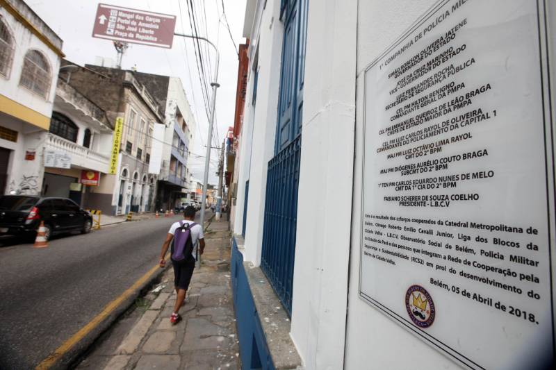 Criada há cerca de quatro anos na Cidade Velha, a base comunitária da Polícia Militar (PM) já apresenta uma expressiva redução no número de  crimes registrados na área e no entorno – Reduto e Campina, estimada em 30% pelo coronel Carlos Emílio, diretor de Polícia Comunitária da PM. 

FOTO: SIDNEY OLIVEIRA / AG. PARÁ
DATA: 25.05.2018
BELÉM - PARÁ <div class='credito_fotos'>Foto: Sidney Oliveira/Ag. Pará   |   <a href='/midias/2018/originais/dd17348e-a306-40fc-a58b-4f363f8bc2e8.jpg' download><i class='fa-solid fa-download'></i> Download</a></div>
