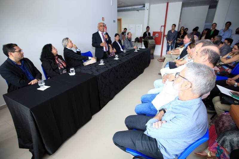 Renovar, reinventar, repensar e preservar a Amazônia e sua extensa biodiversidade serão as principais funções do Centro de Estudos Avançados da Biodiversidade (Ceabio), o primeiro da região Norte e um dos pioneiros do país. Inaugurado nesta quarta-feira (21), o laboratório faz parte do Parque de Ciência e Tecnologia Guamá (PCT Guamá), sediado em Belém. Na foto, o vice-reitor da UFPA, professor Gilmar Pereira da Silva.
FOTO: MÁCIO FERREIRA / AG. PARÁ
DATA: 21.02.2018
BELÉM - PARÁ <div class='credito_fotos'>Foto: MÁCIO FERREIRA/ AG. PARÁ | <a href='/midias/2018/originais/dd1e95b8-f816-4c6b-9ec5-aa5f00bd2358.jpg' download><i class='fa-solid fa-download'></i> Download</a></div>
