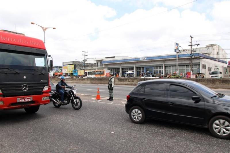 A partir desta quinta-feira (01), cerca de 15 agentes de fiscalização do Departamento de Trânsito do Estado estarão responsáveis pelo controle do fluxo de toda a extensão do quilômetro 0 ao 18 da BR 316. A concessão da via feita pelo Governo Federal ao Estado abrange três municípios: Belém, Ananindeua e Marituba.
FOTO: ASCOM DETRAN
DATA: 01.11.2018
ANANINDEUA - PARÁ <div class='credito_fotos'>Foto: ASCOM DETRAN | <a href='/midias/2018/originais/dd201820-a93b-480d-a821-320ba35369e3.jpg' download><i class='fa-solid fa-download'></i> Download</a></div>