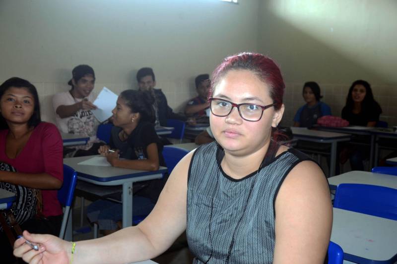 Um projeto de educomunicação (práticas de comunicação a serviço da educação) possibilita, desde 2017, que estudantes da rede estadual de ensino em Belém assimilem princípios e práticas da comunicação para aprendizagem e autodescoberta como cidadãos e protagonistas do processo comunicativo. O projeto “Tô ligado!” está presente nas escolas estaduais Ruth dos Santos Almeida, no Distrito de Icoaraci, e Manoel Leite Carneiro, no bairro do Tenoné, por iniciativa da Secretaria de Estado de Educação (Seduc) por meio da Unidade Seduc na Escola (USE 10). Até agora, 80 estudantes já participaram de oficinas do projeto, sempre aos sábados nas salas de aula das escolas. Na foto, a aluna Letícia Quaresma Abreu Barata, 17 anos, do 2º ano.
FOTO: ELISEU DIAS / ASCOM SEDUC
DATA: 23.03.2018
BELÉM - PARÁ <div class='credito_fotos'>Foto: Eliseu Dias / Ascom Seduc | <a href='/midias/2018/originais/dd27af3b-0c90-49cc-bdf2-7a2d9f220972.jpg' download><i class='fa-solid fa-download'></i> Download</a></div>