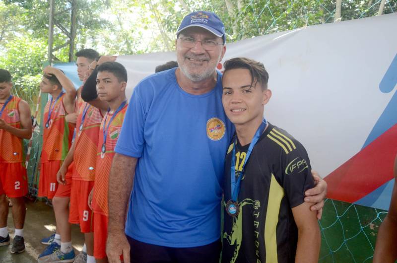 A etapa regional dos Jogos Estudantis Paraenses (Jeps), realizada de 16 a 19 de maio, no município de Igarapé-Açu, no nordeste do Estado, selecionou os times que vão disputar a etapa estadual, em junho, em Belém. Depois dos quatro dias de disputas, Castanhal foi apontada como a delegação que levará para a próxima etapa o maior número de times. Na foto, coordenador geral da regional de Igarapé-Açu, Gilson Pereira.
FOTO: RAI PONTES / ASCOM SEDUC
DATA: 20.05.2018
IGARAPÉ-AÇU - PARÁ <div class='credito_fotos'>Foto: Rai Pontes/Ascom Seduc | <a href='/midias/2018/originais/dd3c9534-b003-40d4-9de8-38bf12ea421f.jpg' download><i class='fa-solid fa-download'></i> Download</a></div>