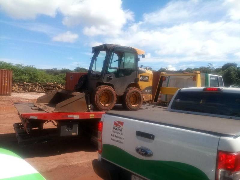 Impedir a prática ilegal de armazenamento e transporte de minérios, especialmente o manganês, é a principal finalidade da Secretaria de Estado de Meio Ambiente e Sustentabilidade (Semas), com o apoio da Secretaria de Meio Ambiente de Barcarena (Semade), na ação de fiscalização ambiental intitulada Operação Mineroduto, executada pela Diretoria de Fiscalização, da Semas. Três etapas das missões planejadas para 2018 foram deslanchadas no município de Barcarena, região do Baixo Tocantins, nos meses de abril e maio. Denúncias de irregularidade ambiental em estabelecimentos que desenvolvem atividades com minério de manganês em Barcarena motivaram a Semas a planejar ações para o ano todo. Do total de empresas fiscalizadas, todas apresentaram alguma irregularidade relacionada à Licença de Operação. Na foto, maquinário apreendido.

FOTO: ASCOM / SEMAS
DATA: 04.06.2018
BARCARENA - PARÁ <div class='credito_fotos'>Foto: ASCOM SEMAS   |   <a href='/midias/2018/originais/dd3e8cb0-e4a3-40da-8757-e6e190868d79.jpg' download><i class='fa-solid fa-download'></i> Download</a></div>