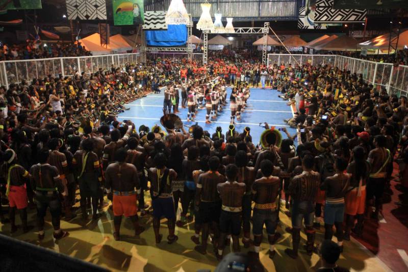 O dia começou cedo para os participantes da Semana dos Povos Indígenas, que ocorre em São Félix do Xingu, no sudeste do Pará. A vasta programação se estendeu durante toda a segunda-feira (16), com os serviços ofertados pelo Estado, os jogos e abertura oficial, à noite. Nesta segunda-feira também começaram as competições. Além do atletismo, com a corrida de 100 metros rasos para homens e mulheres, houve partidas de futsal feminino e de cabo de guerra masculino e feminino. Espalhados por diversos espaços da cidade, os jogos são uma atração muito esperada, tanto pelos índios quanto pelo público que prestigia as disputas.
FOTO: RODOLFO OLIVEIRA / AG. PARÁ
DATA: 16.04.2018
SÃO FÉLIX DO XINGU - PARÁ <div class='credito_fotos'>Foto: Rodolfo Oliveira/Ag. Pará | <a href='/midias/2018/originais/dd468ae2-cf9e-4ae5-ac4c-2efb1c4385e3.jpg' download><i class='fa-solid fa-download'></i> Download</a></div>