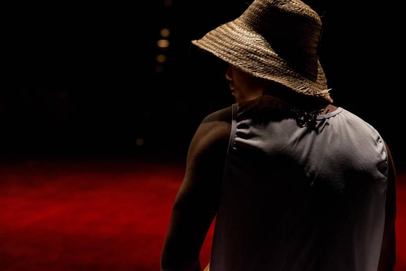 João*, de 17 anos, é natural de Bragança, nordeste do Pará. Há sete meses cumpre medida socioeducativa em uma unidade de internação do Estado após cometer um ato infracional no município onde reside. Mas na manhã desta terça-feira (5), em Belém, pôde vivenciar uma experiência inédita: participou de um espetáculo de teatro (foto) diante de dezenas de pessoas que se reuniram no Teatro Margarida Schivasappa, ao lado de outros 30 adolescentes e jovens privados de liberdade. Uma iniciativa pioneira no país que busca promover a ressocialização por meio da arte, fruto das atividades e oficinas pedagógicas realizadas dentro de espaços gerenciados pela Fundação de Atendimento Socioeducativo do Pará (Fasepa). “Eu nunca tinha vindo em um teatro e isso ficará marcado em mim”, disse o socioeducando. Tímido, ele revelou a vontade de deixar para trás os erros cometidos e seguir um futuro completamente novo, com os primeiros passos sendo dados hoje. “Isso despertou algo dentro de mim, pensar na minha vida e em sair do mundo das drogas. Quem sabe me tornar um ator?” divagou.

FOTO: FERNANDO SETTE / ASCOM IOE
DATA: 05.06.2018
BELÉM - PARÁ <div class='credito_fotos'>Foto: FERNANDO SETTE CÂMARA / ASCOM IOE   |   <a href='/midias/2018/originais/dd4a9c09-e197-4134-b5f1-3ffecfcfbaaa.jpg' download><i class='fa-solid fa-download'></i> Download</a></div>