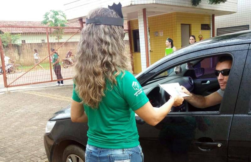 Diante dessa constatação, a direção do HGT, por meio da Comissão Interna de Prevenção de Acidente (Cipa), está promovendo campanha com blitz interna (foto) junto aos colaboradores, usuários e acompanhantes para incentivo do uso do capacete por parte dos condutores de motos e o cinto de segurança nos motoristas de carros, além de comportamento cordial e de atenção à legislação vigente. A ação teve início dia 28 de março e não tem data para encerrar. As ações são realizadas com palestras, distribuição de material educativo e atividades dinâmicas no Hall de entrada do hospital, a área frontal e de estacionamento. A ação conta com apoio do Grupo de Trabalho de Humanização (GTH).
FOTO: ASCOM / HGT
DATA: 07.04.2018
TAILÂNDIA - PARÁ
<div class='credito_fotos'>Foto: ASCOM / HGT | <a href='/midias/2018/originais/dd4fb864-b959-49d5-abc4-9fe80687ec4a.jpg' download><i class='fa-solid fa-download'></i> Download</a></div>