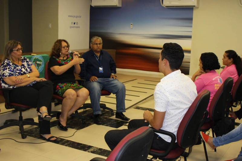 Alunos do curso de “Técnicas de gestão de resíduos sólidos” e de “Boas práticas higiênico sanitárias dos alimentos” foram certificados pelo Programa Pará Profissional. Ao todo, 32 concluintes estiveram presentes na cerimônia, que ocorreu no auditório da Casa Civil, na quinta-feira (28). O Programa Pará Profissional é um dos instrumentos utilizados no combate à desigualdade inter-regional no Estado, por meio da qualificação profissional da mão de obra local. Coordenado pela Secretaria de Estado de Ciência, Tecnologia e Educação Profissional e Tecnológica (Sectet), o programa é amparado pela Lei 8.427, de 16 de novembro de 2016. As ofertas de cursos são feitas de acordo com as demandas vindas dos setores produtivos de cada região do estado, mediante oficinas, reuniões e solicitações diretas das prefeituras.
FOTO: ERIKA TORRES / ASCOM NAC
DATA: 01.03.2018
BELÉM - PARÁ <div class='credito_fotos'>Foto: ERIKA TORRES / ASCOM NAC | <a href='/midias/2018/originais/dd540beb-8a61-48d9-81ad-6a44c7765a96.jpg' download><i class='fa-solid fa-download'></i> Download</a></div>