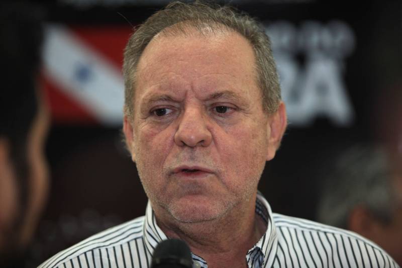 A abertura da Feira Pará Negócios 2018, nesta quinta-feira (22), no Hangar Convenções e Feiras da Amazônia, em Belém. Segundo Hélio Duarte (foto), proprietário da ZSun Energy, Paragominas receberá um novo investimento produtivo que já inicia com números importantes. “A nossa previsão de capacidade instalada inicial é de 6 mil módulos fotovoltaicos por mês e de produção final de 15 mil módulos solares mensais, além da geração de novos empregos", disse. 

FOTO: MÁCIO FERREIRA / AG. PARÁ
DATA: 22.11.2018
BELÉM - PARÁ <div class='credito_fotos'>Foto: MÁCIO FERREIRA/ AG. PARÁ   |   <a href='/midias/2018/originais/dd5b6c56-6df6-42cd-ac90-b6c281f3ff0f.jpg' download><i class='fa-solid fa-download'></i> Download</a></div>