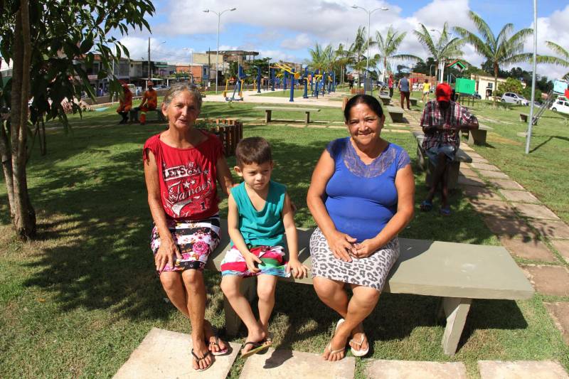 "Agora temos um espaço melhor, mais confortável e seguro para a diversão de nossas crianças e lazer de todos", afirmou Joane Boás, 43 anos. A mãe da pequena Sophia, de 5 anos, comemora ao ver a nova praça da comunidade, no Curió-Utinga, em Belém. O espaço, localizado nas proximidades do Parque Estadual do Utinga, foi entregue oficialmente, neste domingo (01). A cerimônia contou com a presença do governador Simão Jatene, comunidade, entre outras autoridades. Além de uma importante área para o lazer infantil, a praça também dispõe de uma academia ao ar livre, beneficiando jovens e adultos. Dona Laura Assis, 53 anos (e), e sua irmã Deusa Assis, 54 anos (d), nascidas e criadas no bairro, comemoram as mudanças.
FOTO: CRISTINO MARTINS / AG. PARÁ
DATA: 01.04.2018
BELÉM - PARÁ <div class='credito_fotos'>Foto: Cristino Martins/Ag. Pará | <a href='/midias/2018/originais/dd68f077-13c4-467f-81e4-b0f45ac92e0b.jpg' download><i class='fa-solid fa-download'></i> Download</a></div>
