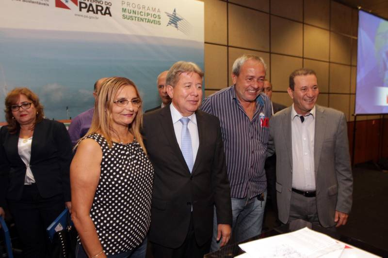 O primeiro dia do Fórum Permanente de Prefeitas e Prefeitos dos Municípios Sustentáveis contou com a participação de 85 prefeitos , 17 vices e 21 secretários municipais dos 141 municípios manifestaram interesse em adotar as diretrizes do programa. Para o governador Simão Jatene, esta grande participação simboliza a união de agentes públicos que colocaram os interesses coletivos acima dos interesses individuais para construir um estado melhor para todos. Com o tema “Gestão Compartilhada”, o evento traz as experiências e os desdobramentos das agendas governamentais que foram planejadas em parceria com as gestões municipais. Através da Secretaria Extraordinária de Municípios Sustentáveis (Semsu) Governo do Pará, por meio da Semsu, investe na capacitação dos municípios para a promoção de uma gestão fiscal eficiente. Para Izabela Jatene, este primeiro dia serviu para sinalizar o quanto os gestores estão preocupados com o equilíbrio da questão fiscal dos municípios e em desenvolver uma governança compartilhada para desenvolver seus municípios.
FOTO: CRISTINO MARTINS / AG. PARÁ
DATA: 07.02.2018
BELÉM - PARÁ <div class='credito_fotos'>Foto: Cristino Martins/Ag. Pará | <a href='/midias/2018/originais/dd6d03a7-543f-434e-be70-7fc65aed70b6.jpg' download><i class='fa-solid fa-download'></i> Download</a></div>