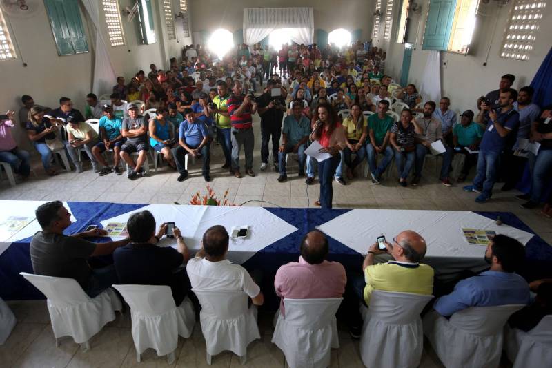 Já durante o evento em Augusto Corrêa, realizado no Centro Nossa Senhora de Nazaré e no Hospital Municipal, o prefeito Filho Barreto lembrou que o município sempre foi beneficiado com obras pela gestão estadual. Desta vez, além do investimento de quase R$ 2 milhões em 4 km de pavimentação, o Governo do Pará também conseguiu um convênio para o asfaltamento da PA-462, que liga o município à Viseu, e ainda a reforma de duas escolas estaduais, o que totaliza cerca de R$ 35 milhões em recursos. A parceria foi firmada por meio de ordem de serviço (OS) assinada pela secretária extraordinária dos Municípios Sustentáveis, Izabela Jatene (foto) e dos prefeitos dos três municípios.
FOTO: SIDNEY OLIVEIRA / AG. PARÁ
DATA: 14.06.2018
AUGUSTO CORRÊA - PARÁ <div class='credito_fotos'>Foto: Sidney Oliveira/Ag. Pará | <a href='/midias/2018/originais/dd7556f3-e58c-4ff9-a0ce-ce247b39dcad.jpg' download><i class='fa-solid fa-download'></i> Download</a></div>