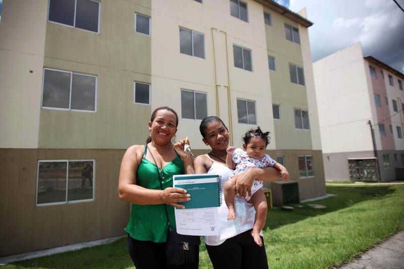 O governo do Pará, por meio da Companhia de Habitação do Pará (Cohab) entregou, neste sábado (24), as chaves dos 4 mil apartamentos do Residencial Viver Melhor Marituba. O local passa a ser, agora, a moradia de mais de 15 mil pessoas que aguardavam pelo empreendimento. Desde o início da manhã, servidores da Cohab estavam a postos, na quadra de esportes do Residencial, organizando a entrega das chaves dos apartamentos. A Companhia de Saneamento do Pará (Cosanpa) também atendia os novos moradores, que já podiam realizar o cadastro de suas unidades de consumo para ligação do fornecimento de água. Na foto, Carolina Santos (d), de 24 anos e a sogra Sandra Maria (e), que vão morar no local
FOTO: THIAGO GOMES / AG PARÁ
DATA: 24.02.2018
MARITUBA - PARÁ <div class='credito_fotos'>Foto: Thiago Gomes /Ag. Pará | <a href='/midias/2018/originais/dd79baa1-d5d2-4259-9f02-aef92db574d0.jpg' download><i class='fa-solid fa-download'></i> Download</a></div>