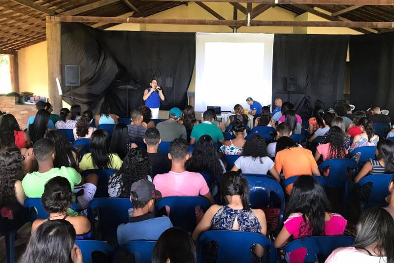 Mais um final de semana com aulões do Pro Paz Enem no interior do Pará. Desta vez, a equipe de professores chegou aos municípios de Baião, Rondon do Pará e Soure, com participação efetiva de jovens e estudantes da região.
FOTO: ASCOM PRO PAZ
DATA: 10.06.2018 <div class='credito_fotos'>Foto: ASCOM PRO PAZ | <a href='/midias/2018/originais/dd7a5499-8b70-4d8c-9f78-d10645f82507.jpg' download><i class='fa-solid fa-download'></i> Download</a></div>