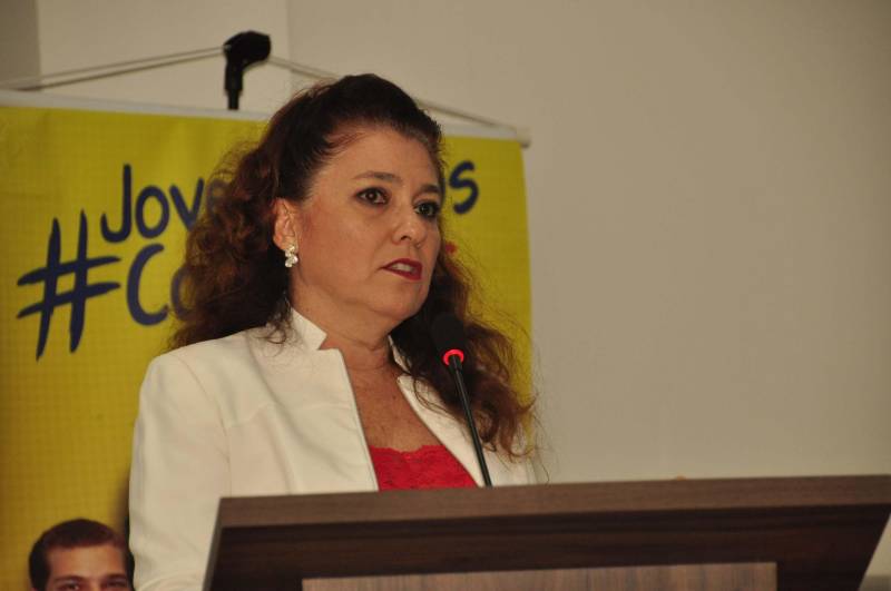 Uma nova estratégia de prevenção a contaminação pelo vírus da Aids será oferecida na rede pública de saúde do Pará, a começar por Belém: a profilaxia pré-exposição, conhecida como PrEP, baseada no uso de medicamentos antirretrovirais (ARV) e com chances de prevenir a infecção pelo HIV em até 90% quando usada de forma correta. O método é indicado para casos específicos dentro de grupos de vulnerabilidade, possui efeitos colaterais e em nenhum momento poderá substituir o uso de preservativos. O anúncio foi feito pela Secretaria de Estado de Saúde Pública (Sespa) durante encontro realizado nesta quinta-feira (21), em Belém, com representantes do Ministério da Saúde, Secretaria de Saúde de Belém, profissionais de saúde e integrantes da Sociedade Civil Organizada. Na foto, coordenadora de IST/Aids da Sespa, Deborah Crespo.
FOTO: JOSÉ PANTOJA / ASCOM SESPA
DATA: 21.06.2018
BELÉM - PARÁ <div class='credito_fotos'>Foto: José Pantoja / Ascom Sespa | <a href='/midias/2018/originais/dd7d58dc-01b4-4f5e-8134-8c2653384307.jpg' download><i class='fa-solid fa-download'></i> Download</a></div>