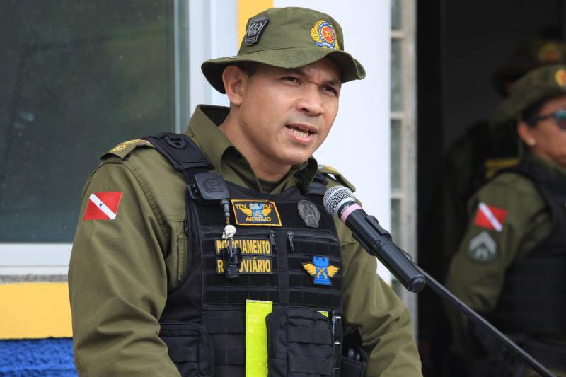 Em comemoração aos seus 43 anos, o Batalhão de Polícia Rodoviária (BPRV) inaugurou na manhã desta sexta-feira (4) o seu Canil, o primeiro setorial do Estado. O canil setorial do BPRV é um projeto operacional que visa intensificar o combate ao tráfico de drogas. Na foto, o tenente coronel Jorge Araújo, comandante do BPRV.
FOTO: MÁCIO FERREIRA / AG. PARÁ
DATA: 04.05.2018
MARITUBA - PARÁ <div class='credito_fotos'>Foto: MÁCIO FERREIRA/ AG. PARÁ | <a href='/midias/2018/originais/dd7d8e63-9d7b-4239-b979-36db1436f730.jpg' download><i class='fa-solid fa-download'></i> Download</a></div>