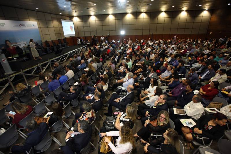 O primeiro dia do Fórum Permanente de Prefeitas e Prefeitos dos Municípios Sustentáveis contou com a participação de 85 prefeitos , 17 vices e 21 secretários municipais dos 141 municípios manifestaram interesse em adotar as diretrizes do programa. Para o governador Simão Jatene (foto), esta grande participação simboliza a união de agentes públicos que colocaram os interesses coletivos acima dos interesses individuais para construir um estado melhor para todos. Com o tema “Gestão Compartilhada”, o evento traz as experiências e os desdobramentos das agendas governamentais que foram planejadas em parceria com as gestões municipais. Através da Secretaria Extraordinária de Municípios Sustentáveis (Semsu) Governo do Pará, por meio da Semsu, investe na capacitação dos municípios para a promoção de uma gestão fiscal eficiente. Para Izabela Jatene, este primeiro dia serviu para sinalizar o quanto os gestores estão preocupados com o equilíbrio da questão fiscal dos municípios e em desenvolver uma governança compartilhada para desenvolver seus municípios.
FOTO: ANTÔNIO SILVA / AG. PARÁ
DATA: 07.02.2018
BELÉM - PARÁ <div class='credito_fotos'>Foto: Antônio Silva/Ag. Pará | <a href='/midias/2018/originais/dd82248c-a208-49cf-9594-319368fed685.jpg' download><i class='fa-solid fa-download'></i> Download</a></div>