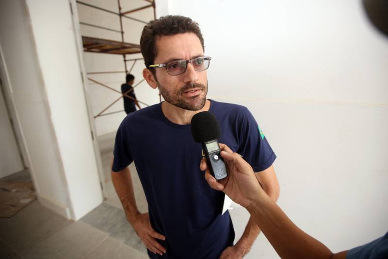O município de Bragança, localizado na região nordeste do Estado, possui uma tradição musical muito forte no Pará, tanto na cultura erudita quanto na popular. Por causa desta característica o município vai sediar o primeiro Liceu de Música do Estado, com um investimento no valor de R$ 11, 7 milhões, que funcionará no prédio histórico da Escola Estadual Monsenhor Mâncio Ribeiro, no centro da cidade. Na foto, Rômulo de Almeida, engenheiro residente das obras.
FOTO: THIAGO GOMES / AG. PARÁ
DATA: 09.04.2018
BRAGANÇA - PARÁ <div class='credito_fotos'>Foto: Thiago Gomes /Ag. Pará | <a href='/midias/2018/originais/dd8a4365-dee1-4318-b2ce-bfe10d0a929b.jpg' download><i class='fa-solid fa-download'></i> Download</a></div>