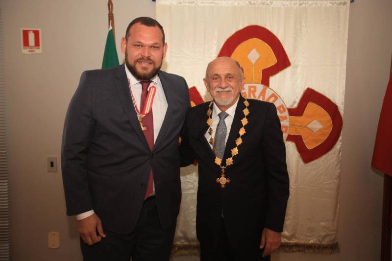 O Governo do Estado do Pará concedeu hoje 230 comendas do Mérito Grão-Pará (foto), a mais alta do Estado, a autoridades e servidores que se destacaram nos últimos oito anos de serviços prestados à população. “O ciclo que encerramos hoje não encerra nossa missão de servir ao público, porque uma vez servidores públicos, trabalhando em benefício da população, nunca mais deixamos de sê-lo, pois essa missão fica gravada em nossos corações”, disse o governador Simão Jatene aos agraciados. O governador entregou, pessoalmente, uma a uma as condecorações.  Das 230 medalhas, 14 foram no grau de Grande Oficial, 60 no grau de Comendador, 8 no grau de Oficial e 11 no grau de Cavaleiro aos servidores civis. Entre os militares, 4 receberam no grau de Comendador, 38 de Oficial e 109 no grau de Cavaleiro.

FOTO: CRISTINO MARTINS / AG. PARÁ
DATA: 31.12.2018
BELÉM - PARÁ <div class='credito_fotos'>Foto: Cristino Martins/Ag. Pará   |   <a href='/midias/2018/originais/dd909962-a503-4dbb-bc31-25efd422b5e4.jpg' download><i class='fa-solid fa-download'></i> Download</a></div>