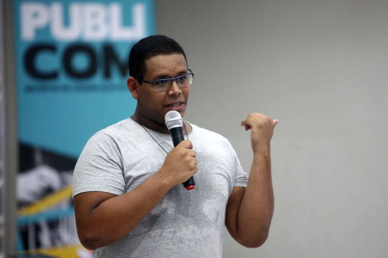 Primeiro dia do Publicom - Encontro de Comunicação do Pará, na noite desta quinta-feira, 12, na sede da Associação Comercial, Industrial e Agro Pastoril de Altamira (Aciapa), em Altamira. Na palestra “Redes Sociais: do planejamento ao monitoramento”, Ítalo Torres (foto) deu várias dicas a quem tem interesse em iniciar um projeto de redes sociais, mostrando a importância do planejamento antes de expor o produto na internet. “Não adianta criar um site ou uma fanpage que não é alimentada.
FOTO: MARCELO LELIS / AG. PARÁ
DATA: 12.04.2018
ALTAMIRA - PARÁ <div class='credito_fotos'>Foto: Marcelo Lelis / Ag. Pará | <a href='/midias/2018/originais/dd9166f3-3ab6-4271-9c5d-0d803dd3b6ec.jpg' download><i class='fa-solid fa-download'></i> Download</a></div>
