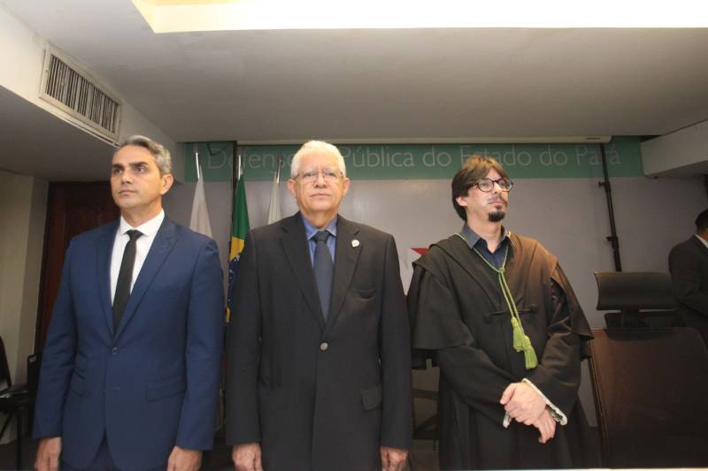 A Defensora Pública Geral, Jeniffer de Barros Rodrigues, foi reconduzida pelo Conselho Superior da Defensoria Pública do Estado do Pará para mais um biênio frente à Defensoria Pública do Estado do Pará. A 52ª Sessão Extraordinária do Conselho Superior ocorreu nesta terça-feira, 26 de junho, e foi presidida pelo Subdefensor Público Geral do Estado do Pará, Vladimir Koenig. Jeniffer de Barros Rodrigues foi reconduzida pelo Governador do Estado, Simão Jatene, por meio do decreto de 27 de março de 2018. A Defensora Pública Geral do Estado do Pará foi a candidata mais votada na eleição para o cargo, ocorrida em 09 de março de 2018, com 162 votos. A Sessão Solene contou com a presença de familiares, autoridades de Estado, membros da Gestão, defensores públicos e servidores da Defensoria Pública do Estado.
FOTO: MARCELO LELIS / AG. PARÁ
DATA: 26.06.2018
BELÉM - PARÁ <div class='credito_fotos'>Foto: Marcelo Lelis / Ag. Pará | <a href='/midias/2018/originais/dd9cbffc-ba4f-4d3d-b6a3-5a1549fb44e6.jpg' download><i class='fa-solid fa-download'></i> Download</a></div>
