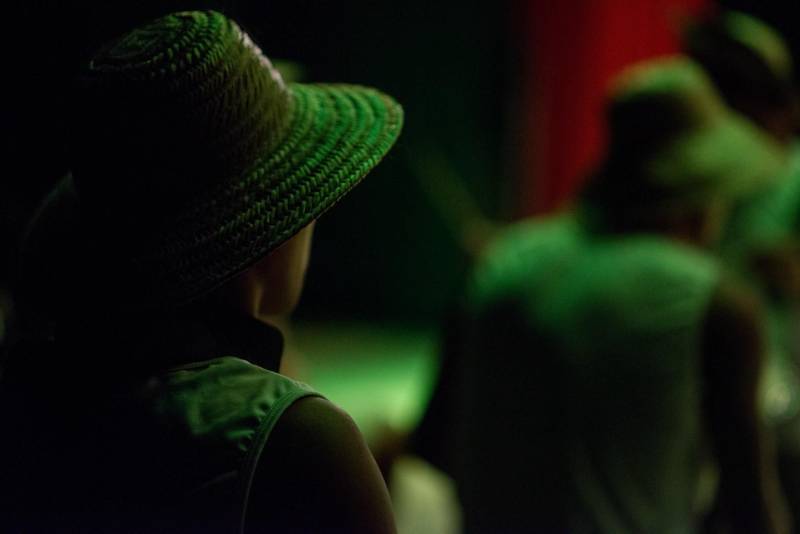 João*, de 17 anos, é natural de Bragança, nordeste do Pará. Há sete meses cumpre medida socioeducativa em uma unidade de internação do Estado após cometer um ato infracional no município onde reside. Mas na manhã desta terça-feira (5), em Belém, pôde vivenciar uma experiência inédita: participou de um espetáculo de teatro (foto) diante de dezenas de pessoas que se reuniram no Teatro Margarida Schivasappa, ao lado de outros 30 adolescentes e jovens privados de liberdade. Uma iniciativa pioneira no país que busca promover a ressocialização por meio da arte, fruto das atividades e oficinas pedagógicas realizadas dentro de espaços gerenciados pela Fundação de Atendimento Socioeducativo do Pará (Fasepa). “Eu nunca tinha vindo em um teatro e isso ficará marcado em mim”, disse o socioeducando. Tímido, ele revelou a vontade de deixar para trás os erros cometidos e seguir um futuro completamente novo, com os primeiros passos sendo dados hoje. “Isso despertou algo dentro de mim, pensar na minha vida e em sair do mundo das drogas. Quem sabe me tornar um ator?” divagou.

FOTO: FERNANDO SETTE / ASCOM IOE
DATA: 05.06.2018
BELÉM - PARÁ <div class='credito_fotos'>Foto: FERNANDO SETTE CÂMARA / ASCOM IOE   |   <a href='/midias/2018/originais/dd9cc020-43a2-415f-800a-d66099492b22.jpg' download><i class='fa-solid fa-download'></i> Download</a></div>