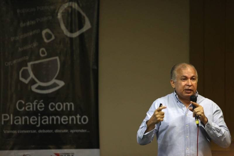 51º Café com Planejamento na manhã desta sexta-feira, 27, na Escola de Governança Pública do Estado do Pará (EGPA), fórum de discussão proposto pela Secretaria de Estado de Planejamento (Seplan). Na foto, o secretário adjunto de Gestão de Recursos Hídricos da Secretaria de Meio Ambiente e Sustentabilidade (Semas), Ronaldo Lima.
FOTO: MARCELO LELIS / AG. PARÁ
DATA: 27.04.2018
BELÉM - PARÁ
<div class='credito_fotos'>Foto: Marcelo Lelis / Ag. Pará | <a href='/midias/2018/originais/dd9e8d5e-e182-456f-a508-e57ff4537fa5.jpg' download><i class='fa-solid fa-download'></i> Download</a></div>