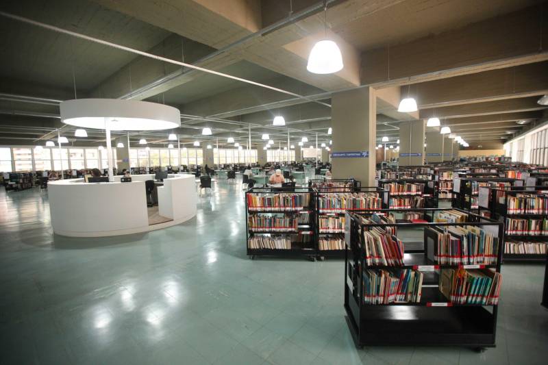 Ao entrar na Biblioteca Arthur Viana, localizada no Centro Cultural e Turístico Tancredo Neves (Centur), é possível visualizar e sentir as diferenças logo ao chegar. O espaço, que desde 2015 passava por reformas, está completamente pronto para sua reinauguração, que deve acontecer já na próxima semana. Iluminação adequada, climatização renovada, mudança de estantes e outros móveis que contribuíram para a ampliação do espaço, além de um verdadeiro upgrade em diversos espaços de convivência, serviços e estudos, trouxeram novos ares a centenária biblioteca.
FOTO: THIAGO GOMES / AG. PARÁ
DATA: 27.04.2018
BELÉM - PARÁ <div class='credito_fotos'>Foto: Thiago Gomes /Ag. Pará | <a href='/midias/2018/originais/dda55778-4a98-44a2-8884-6e31c388d3bb.jpg' download><i class='fa-solid fa-download'></i> Download</a></div>