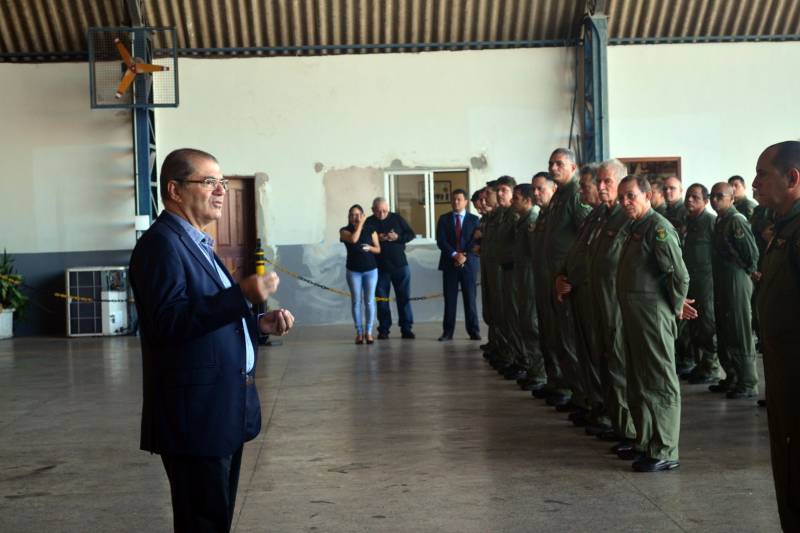 O Grupamento Aéreo de Segurança Pública (Graesp), vinculado à Secretaria de Estado de Segurança Pública e Defesa Social (Segup) completou hoje sete anos de criação, com números proporcionais a sua importância. Somente neste ano, mais de 1.800 atendimentos foram realizados pelos aeromédicos da equipe, que atuaram em operações policiais, buscas e resgates, entre outros. Além disso, foram totalizando mais de 2 mil horas de vôo que beneficiaram a população em todas as regiões de integração do Pará. 

FOTO: ELIELSON MODESTO / ASCOM SEGUP
DATA: 28.12.2018
BELÉM - PARÁ <div class='credito_fotos'>Foto: Elielson Modesto / Ascom Segup   |   <a href='/midias/2018/originais/dda863c3-d14a-4671-94ea-fadbc9da78a1.jpg' download><i class='fa-solid fa-download'></i> Download</a></div>