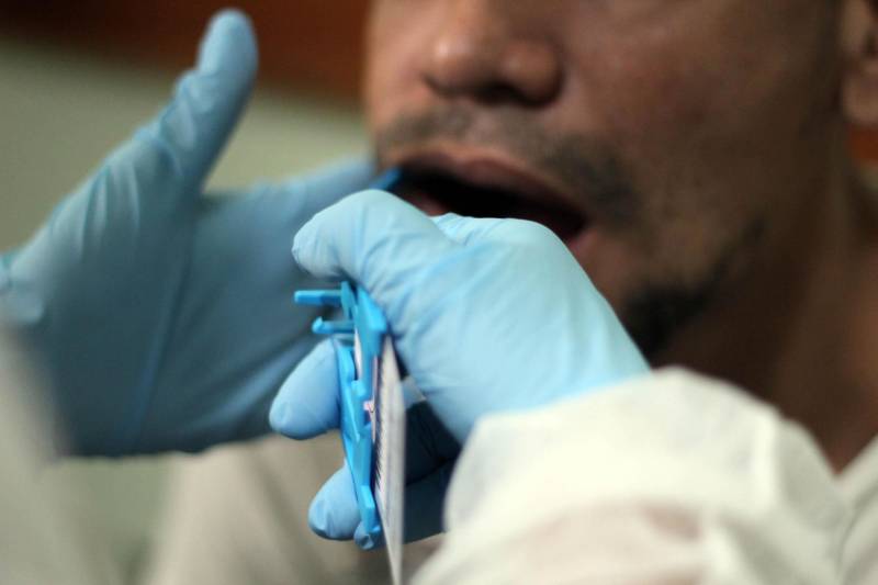 A coleta de material genético para a formação de um banco nacional de dados, afim de desvendar crimes cometidos por condenados da Justiça em todo o país, esta sendo possível através de uma parceria formada entre a Superintendência do Sistema Penitenciário do Estado do Pará (Susipe) e o Centro de Perícia Científica (CPC) Renato Chaves, que ontem (11), concluíram a primeira etapa da coleta de material biológico dos presos custodiados na Central de Triagem Metropolitana II (CTM II), localizada em Ananindeua.

FOTO: VELOSO JÚNIOR / ASCOM SUSIPE
DATA: 12.12.2018
BELÉM - PÁRÁ <div class='credito_fotos'>Foto: Veloso Junior / Ascom Susipe   |   <a href='/midias/2018/originais/ddb2c514-48b2-48e1-8ce1-0305a442cab0.jpg' download><i class='fa-solid fa-download'></i> Download</a></div>