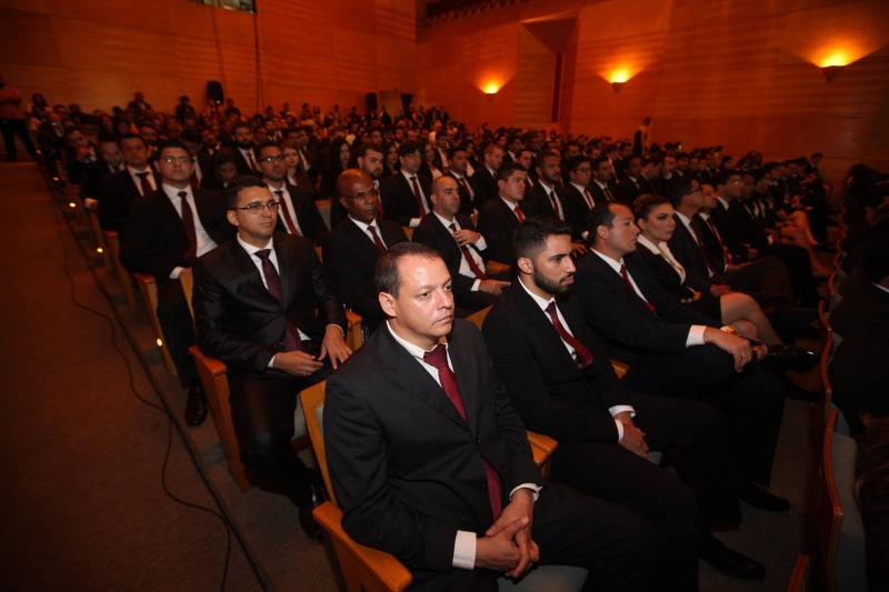 O Pará vai voltar a ter um delegado de polícia para cada município. A posse de 149 novos delegados da Polícia Civil, que aconteceu nesta segunda-feira (26) no Teatro Maria Sylvia Nunes, na Estação das Docas, vai garantir, com sobras, a cobertura completa dos 144 municípios do estado. Aprovados em concurso público, os novos delegados concluíram o curso de Formação da Polícia Civil do Pará no dia 15 deste mês. O curso foi o primeiro do Brasil a incluir sete disciplinas inéditas: Oratória, Atuação Policial frente aos Grupos Vulneráveis, Relacionamento com a Imprensa e Mídias Sociais, Abordagem Psicopatológica do Crime e da Violência, Investigação Financeira no Enfrentamento ao Crime de Lavagem de dinheiro, Noções Básicas de Enfrentamento às Fraudes Veiculares e Linguagem Brasileira de Sinais. O concurso aprovou ainda 300 investigadores, 180 escrivães e 20 papiloscopistas. Os novos policiais civis passaram por quatro meses de formação técnica e profissional na Acadepol. Com a nomeação, o próximo passo será a lotação dos novos servidores públicos nas unidades de Polícia Civil do estado, quando eles saberão em qual região do Pará trabalharão inicialmente.
FOTO: SYDNEY OLIVEIRA / AG. PARÁ
DATA: 26.02.2018
BELÉM - PARÁ <div class='credito_fotos'>Foto: Sidney Oliveira/Ag. Pará | <a href='/midias/2018/originais/ddb5d939-133c-4e38-b30e-e23bafb1113b.jpg' download><i class='fa-solid fa-download'></i> Download</a></div>
